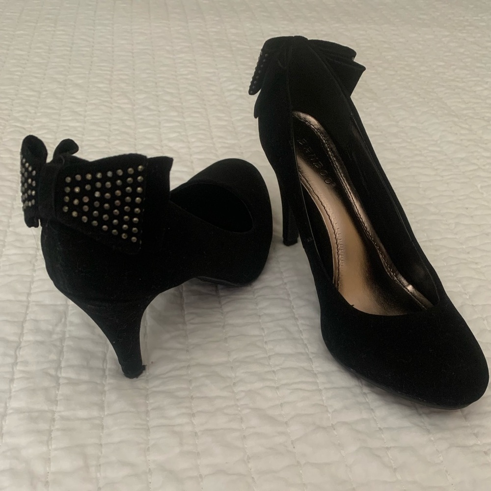 Black pumps with bow accent